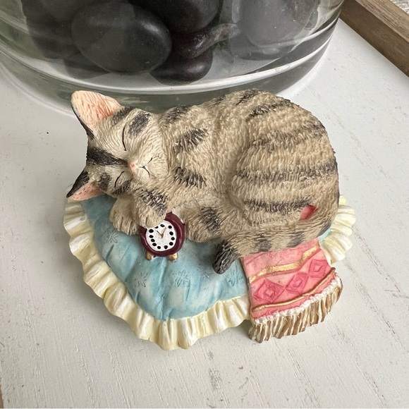 💤 Vintage Ain’t Misbehavin’ “Sweet Dreams” 1996 Resin Cat Kitty Napping w Clock - Picture 1 of 7